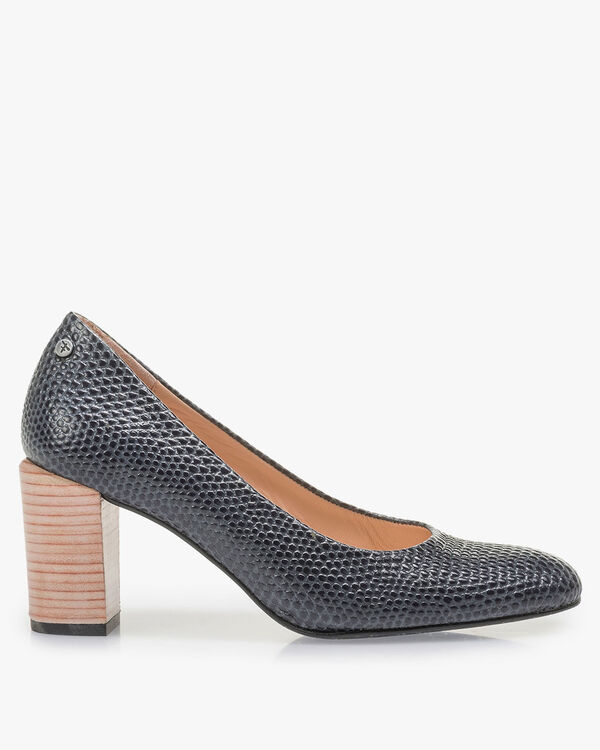 Donkerblauwe leren pump met print