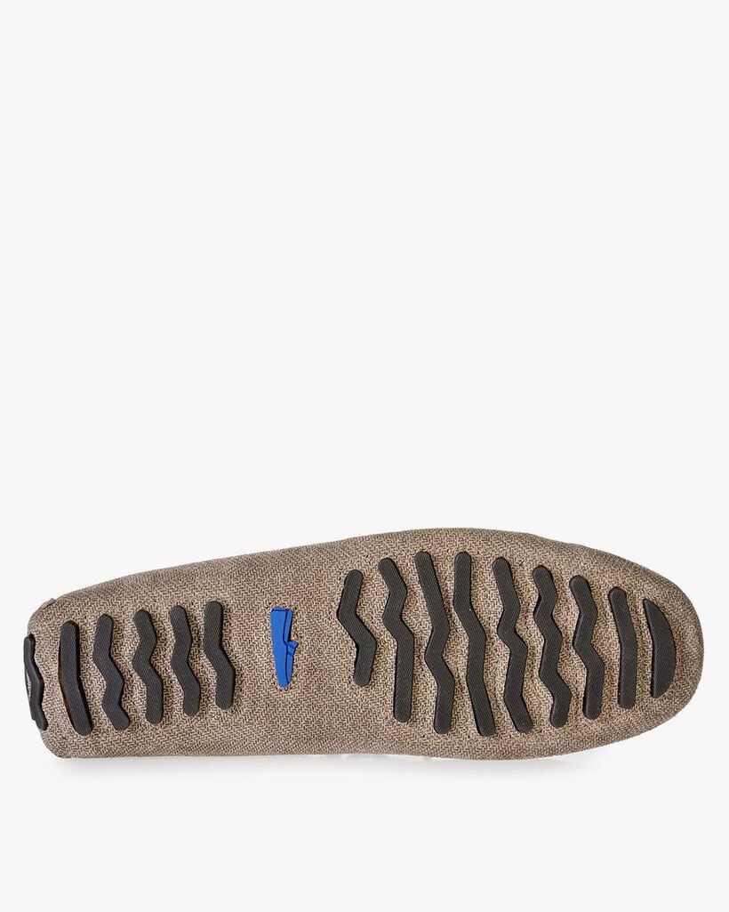 Zandkleurige su&egrave;de mocassin met print