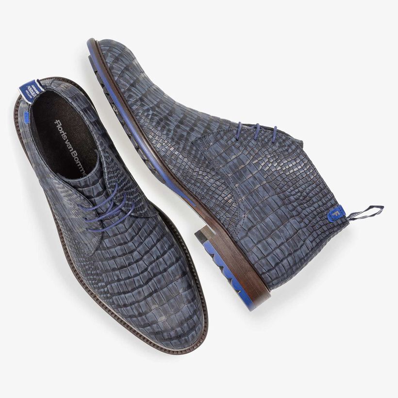 Donkerblauwe nubuckleren veterschoen met crocoprint