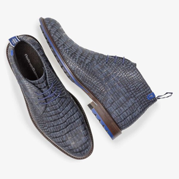 Donkerblauwe nubuckleren veterschoen met crocoprint