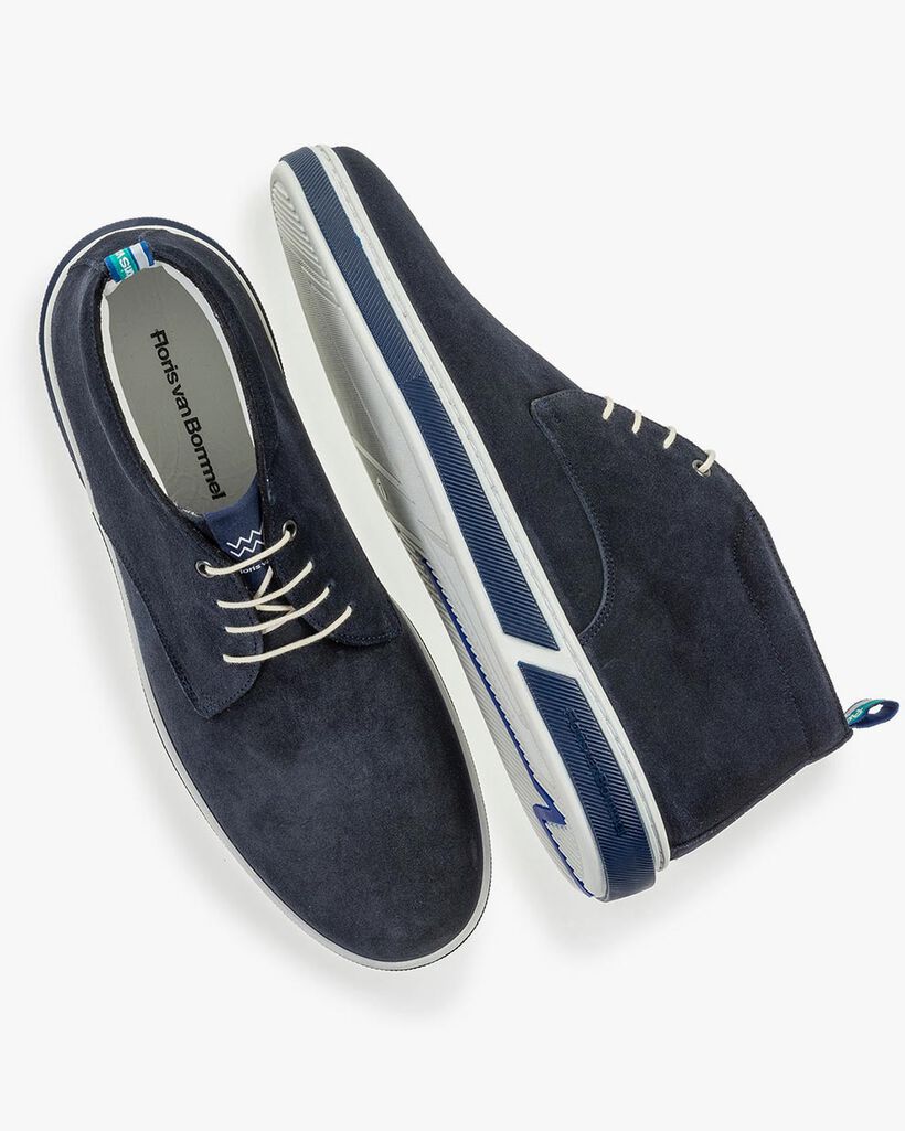Donkerblauwe su&egrave;de veterboot