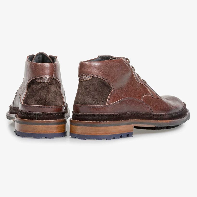 Roodbruine kalfsleren veterboot