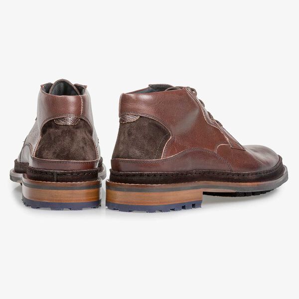 Roodbruine kalfsleren veterboot