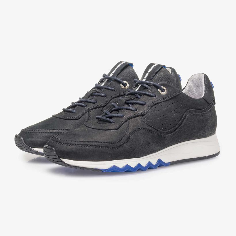 Zwarte nubuckleren sneaker met structuur