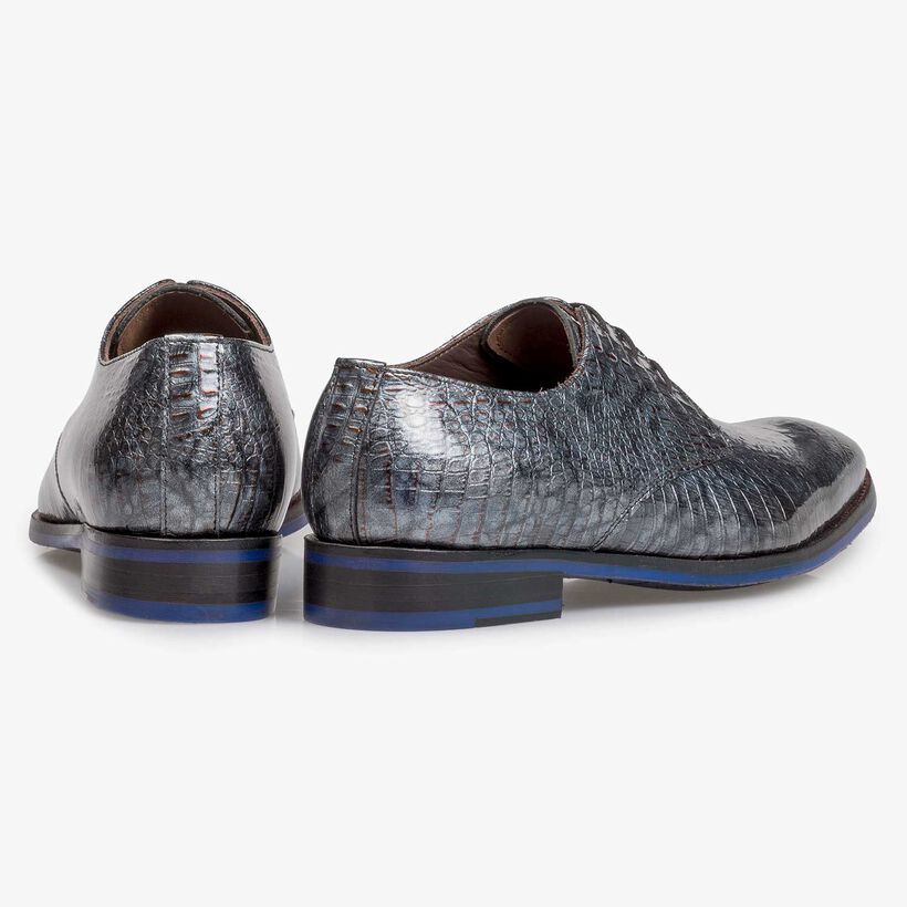 Grijze lakleren veterschoen met crocoprint
