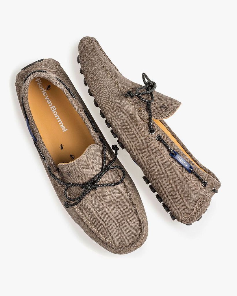 Zandkleurige su&egrave;de mocassin met print