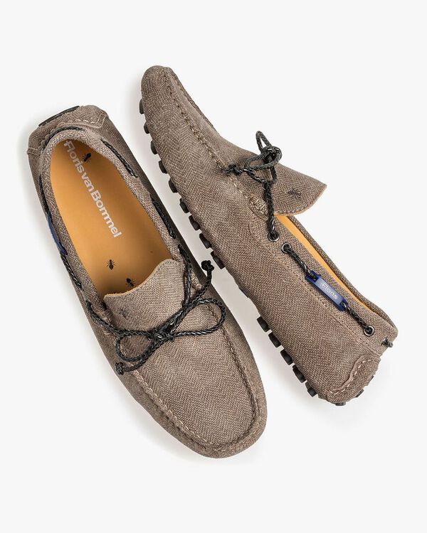 Zandkleurige su&egrave;de mocassin met print