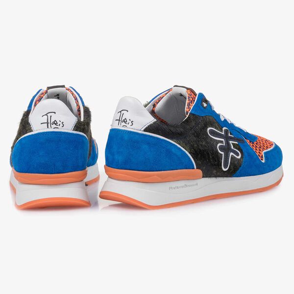 Premium blauwe su&egrave;de sneaker met gekleurde accenten