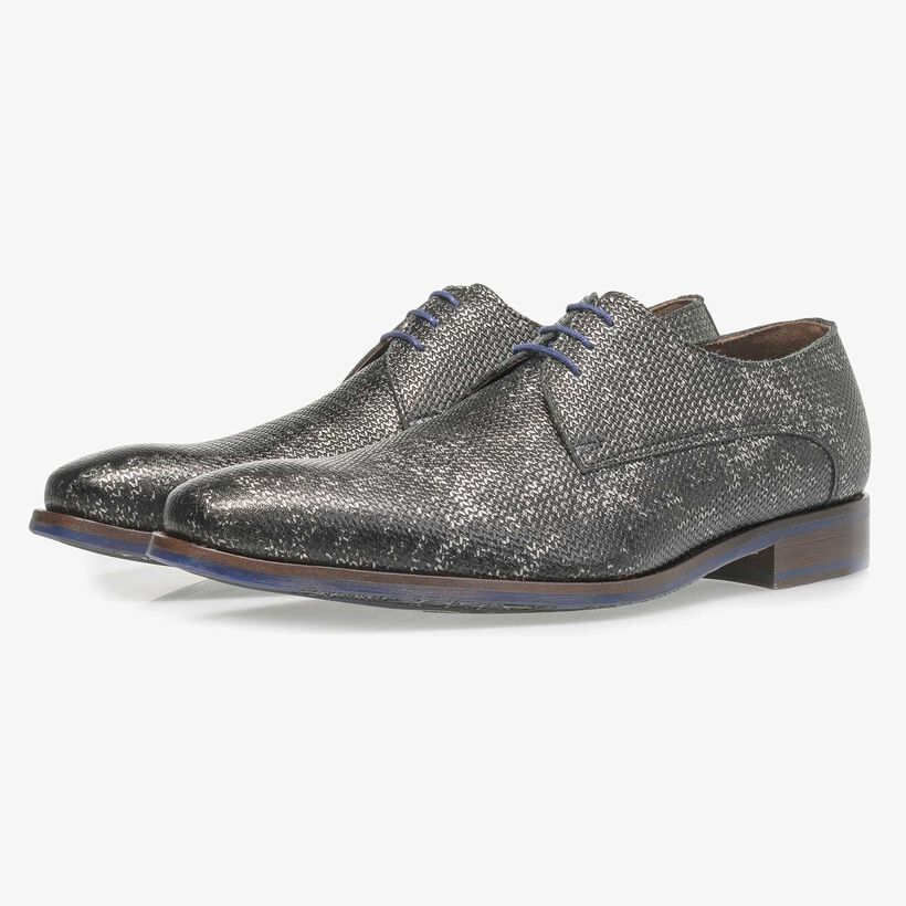 Donkergrijze leren veterschoen met metallicprint