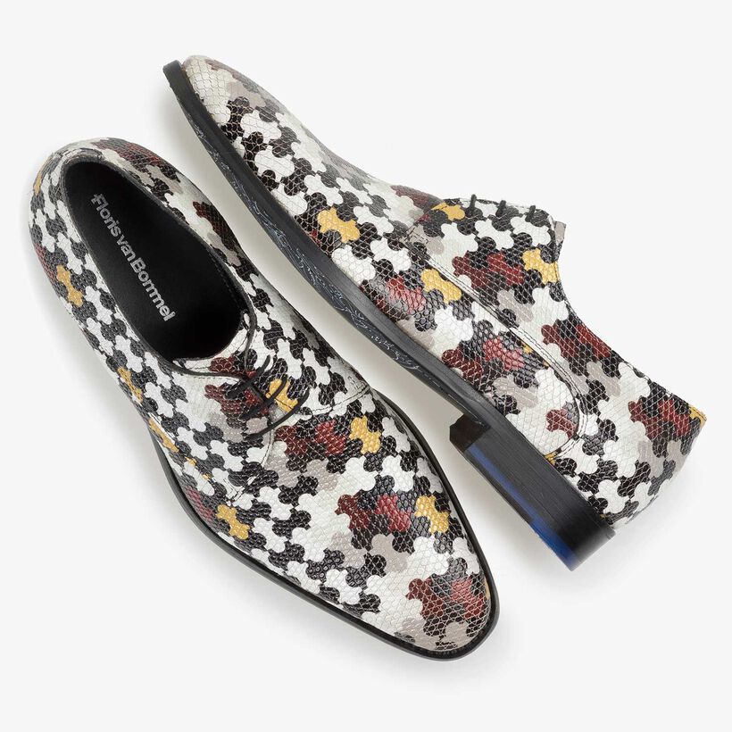 Witte kalfsleren veterschoen met multicolor print