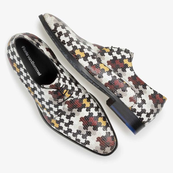 Witte kalfsleren veterschoen met multicolor print