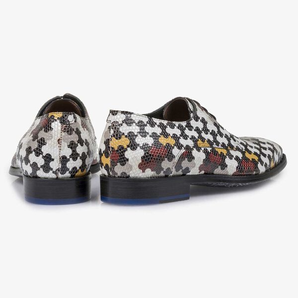 Witte kalfsleren veterschoen met multicolor print