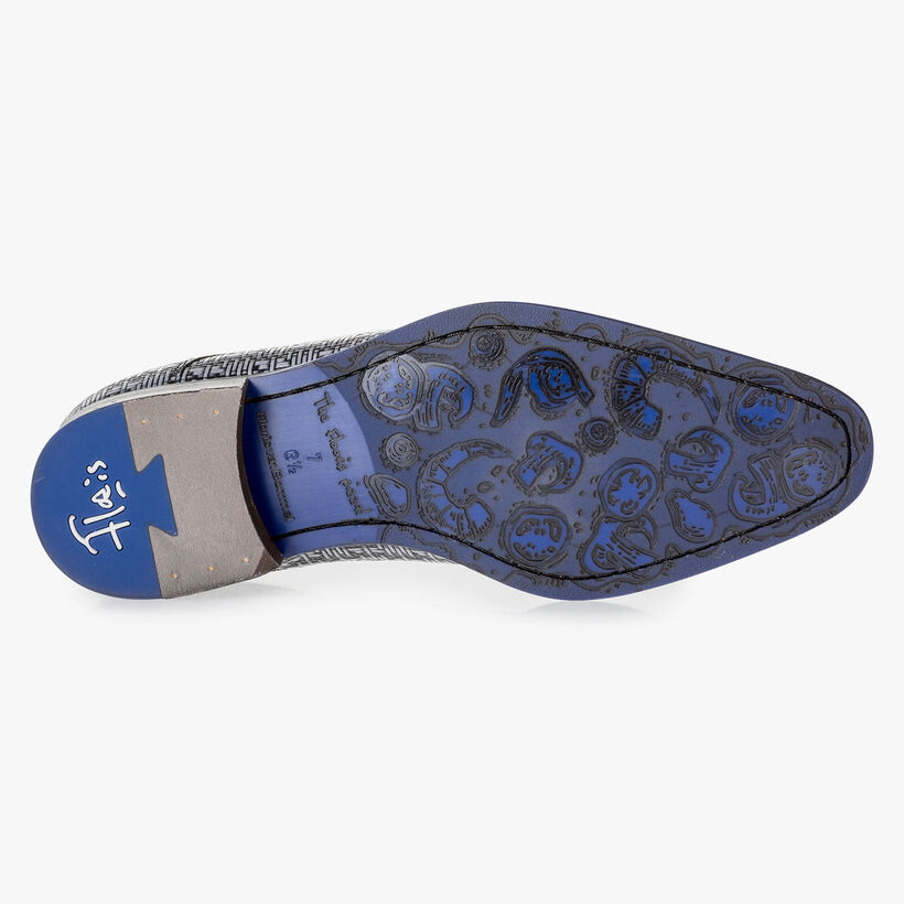 Grey lace shoe with a black graphic print