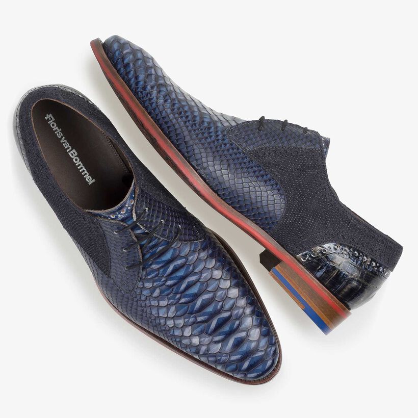 Blauwe leren veterschoen met snakeprint
