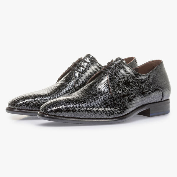 Zwarte lakleren veterschoen met metallicprint