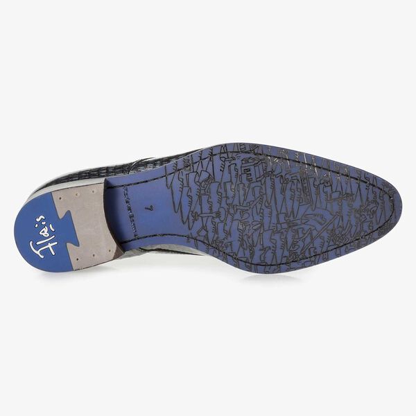 Grijze lakleren veterschoen met crocoprint