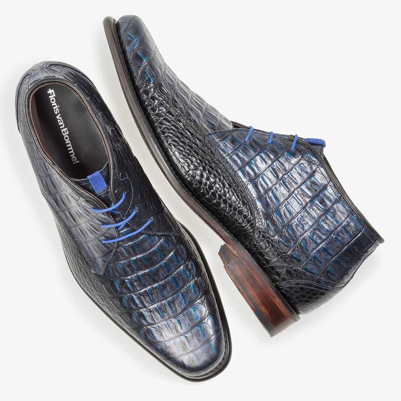 Blauwe leren veterboot met crocoprint