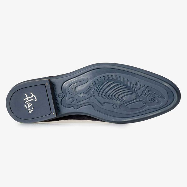 Donkerblauwe su&egrave;de veterboot