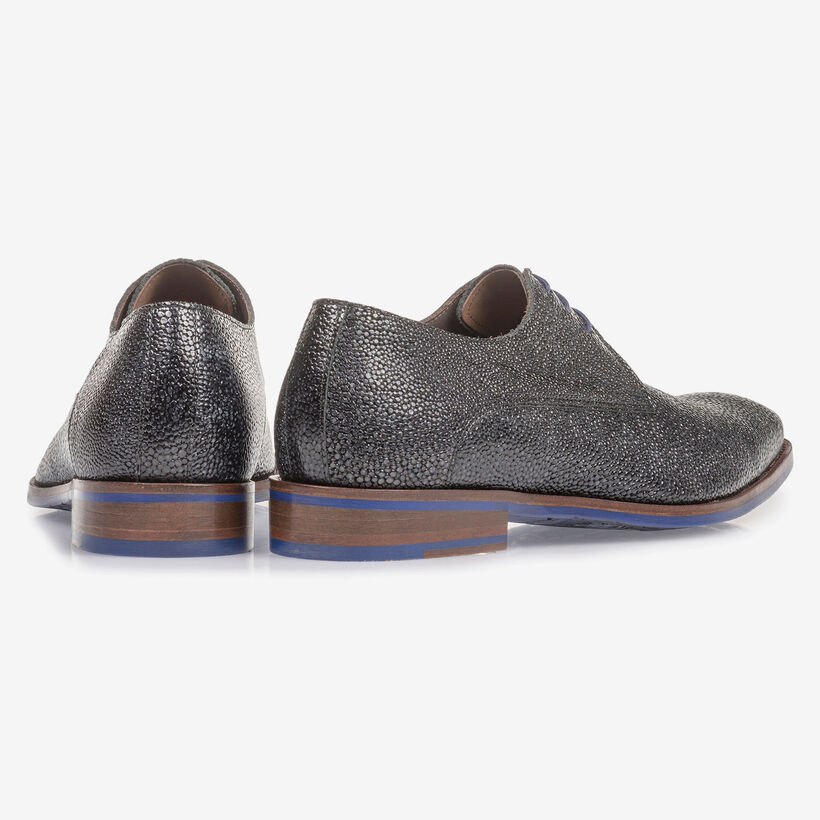 Blauwe veterschoen met metallicprint