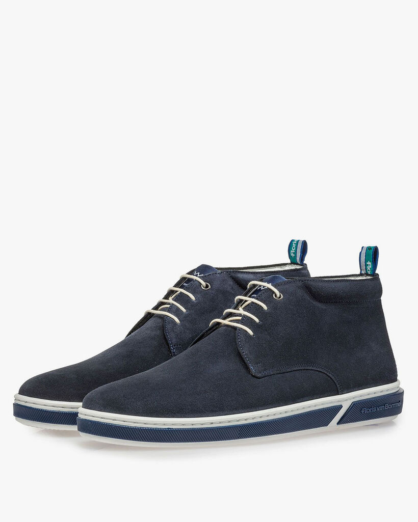 Donkerblauwe su&egrave;de veterboot