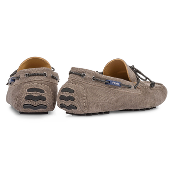 Zandkleurige su&egrave;de mocassin met print