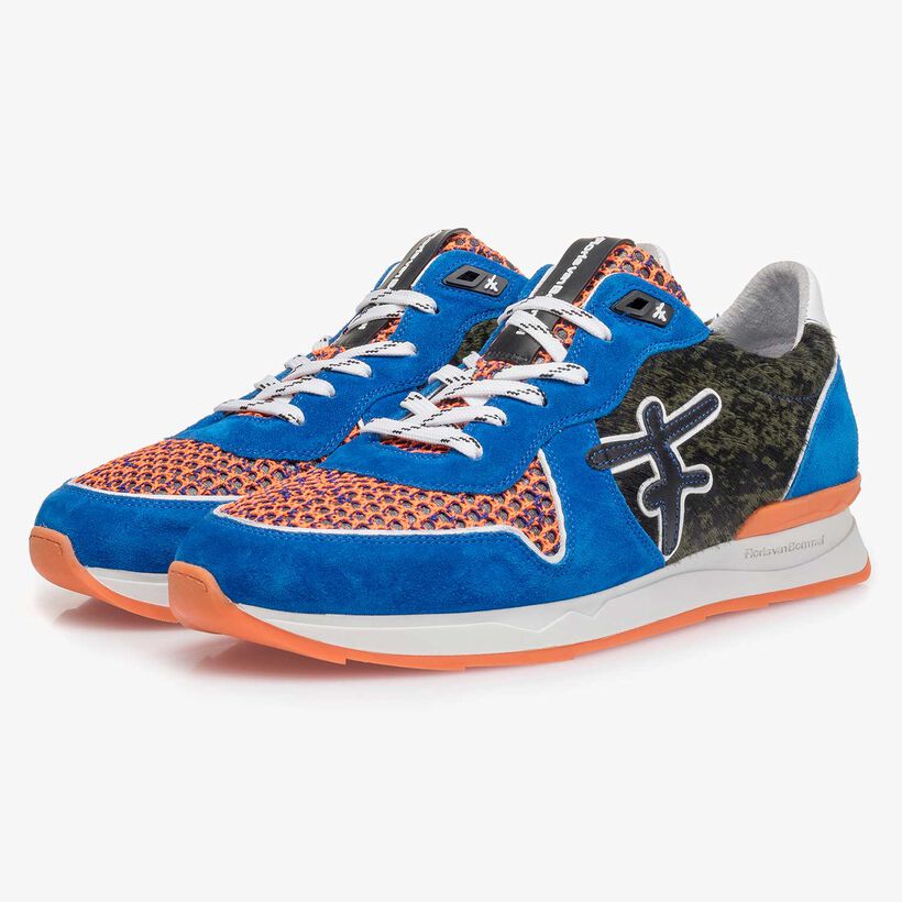 Premium blauwe su&egrave;de sneaker met gekleurde accenten