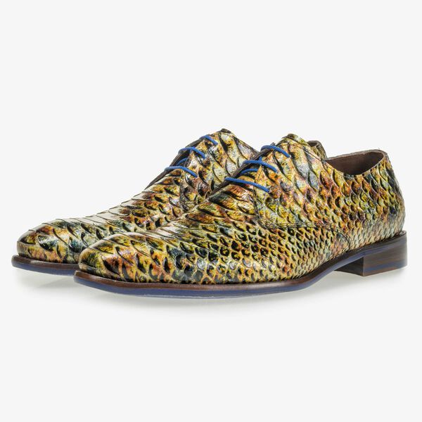 Geel/bruine lakleren veterschoen met snakeprint