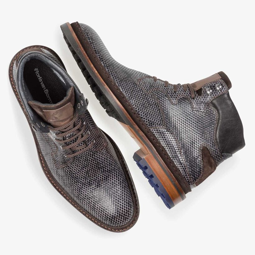 Donkergrijze leren veterboot met snakeprint