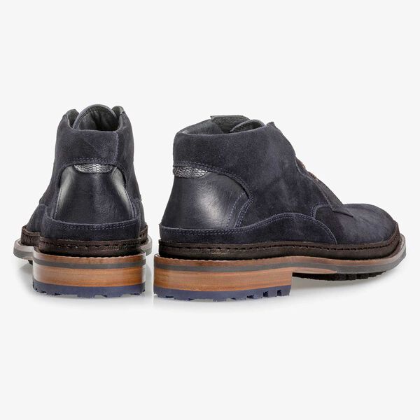 Donkerblauwe su&egrave;de veterboot