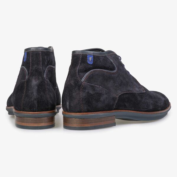 Donkerblauwe su&egrave;de veterboot
