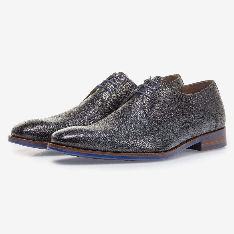 Blauwe veterschoen met metallicprint