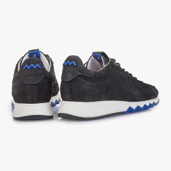 Zwarte nubuckleren sneaker met structuur