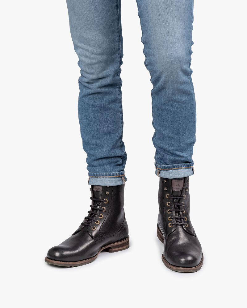 Wolgevoerde zwarte veterboot