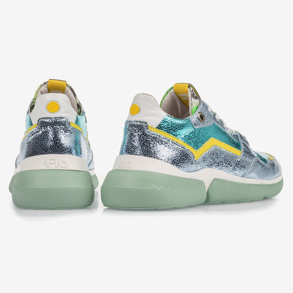 Lichtblauwe leren sneaker met metallicprint