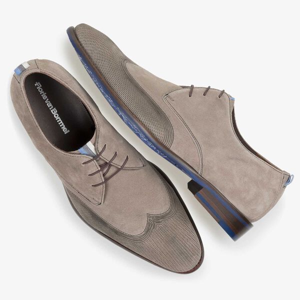 Kalfssu&egrave;de veterschoen taupe met lasering