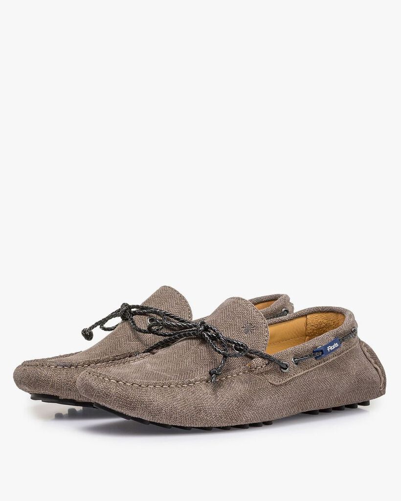 Zandkleurige su&egrave;de mocassin met print