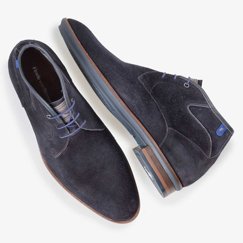 Donkerblauwe su&egrave;de veterboot