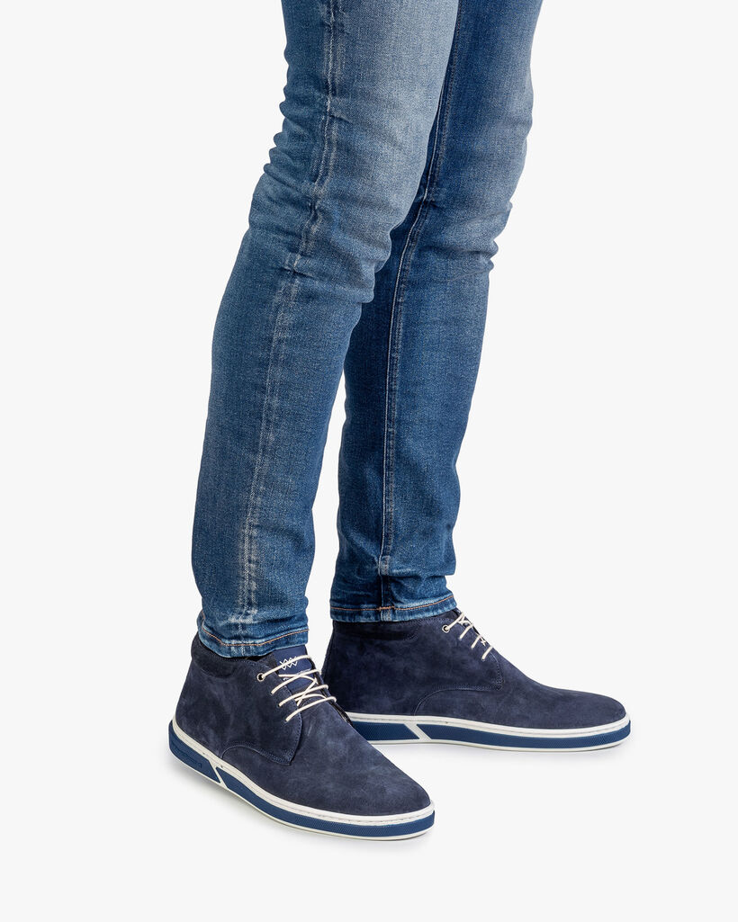 Donkerblauwe su&egrave;de veterboot