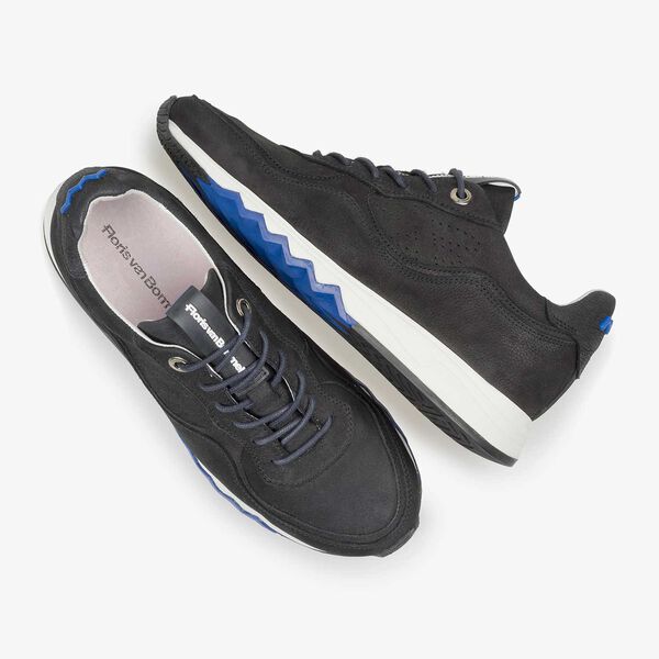 Zwarte nubuckleren sneaker met structuur
