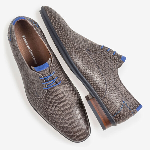 Donkergrijze nubuckleren veterschoen met snakeprint
