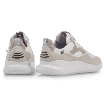 Witte sneaker su&egrave;de