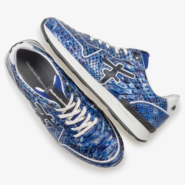 Blauwe lakleren sneaker met snakeprint