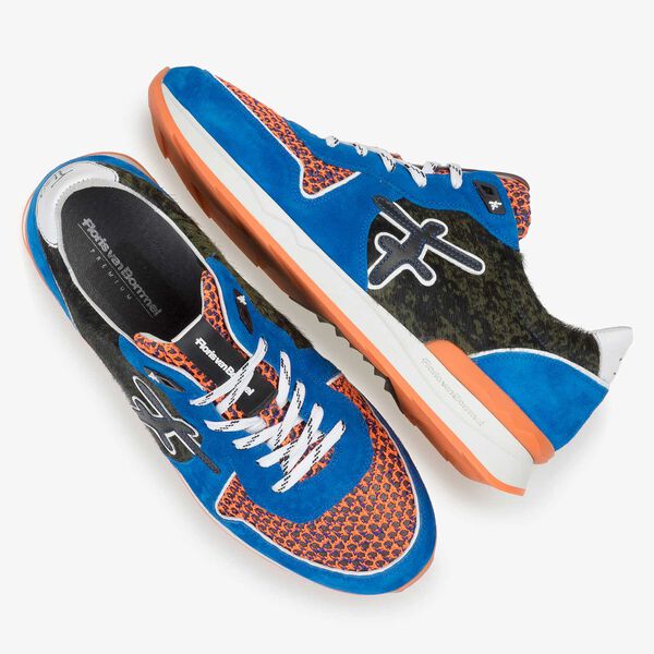 Premium blauwe su&egrave;de sneaker met gekleurde accenten