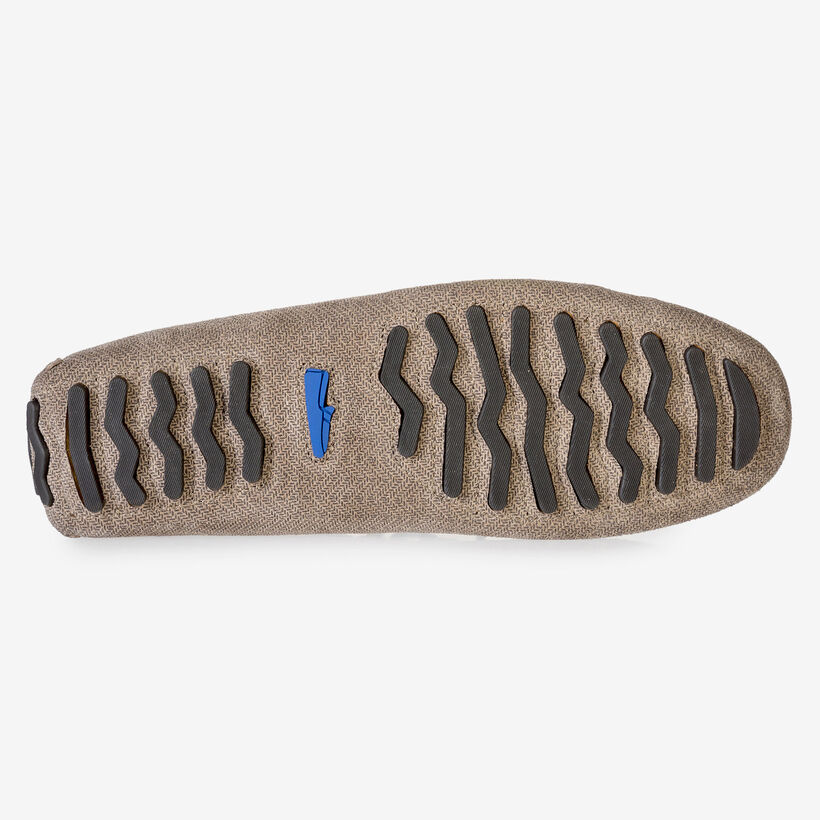 Zandkleurige su&egrave;de mocassin met print