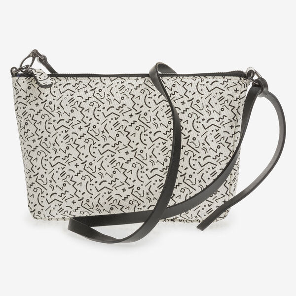 Witte leren tas met zwarte print