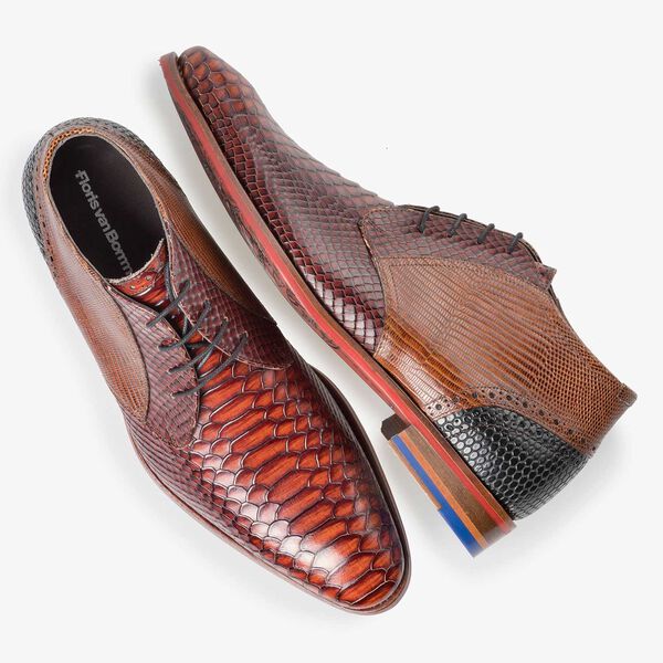 Halfhoge cognac veterschoen met snakeprint
