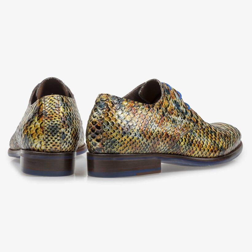 Geel/bruine lakleren veterschoen met snakeprint