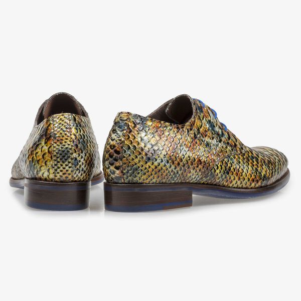 Geel/bruine lakleren veterschoen met snakeprint