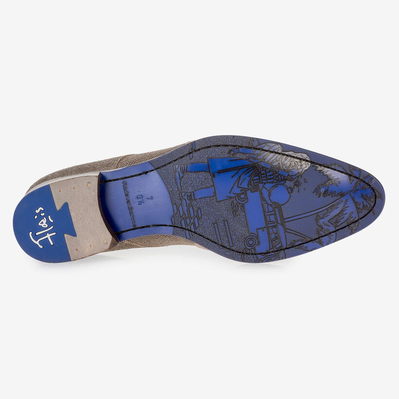 Zandkleurig su&egrave;de veterschoen met print