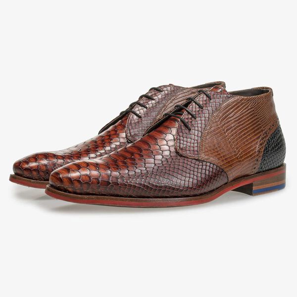 Halfhoge cognac veterschoen met snakeprint